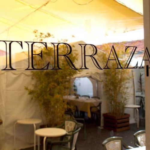 Ventanal acristalado con logotipo serigrafiado y vista a terraza