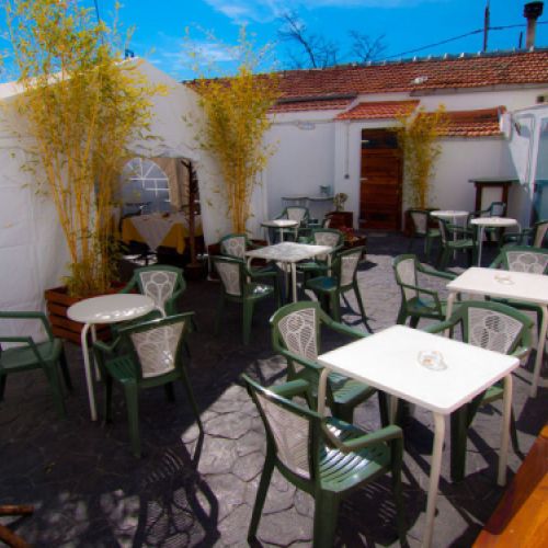 Terraza exterior y carpa con comedor para eventros