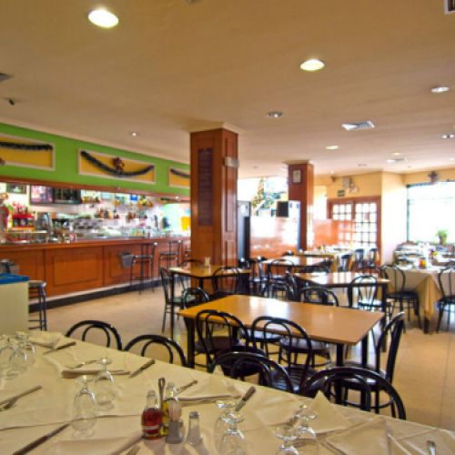 Interior del restaurante con barra de bar y cafetería
