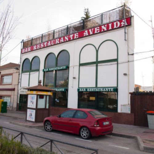Exterior del restaurante con terraza en piso superior