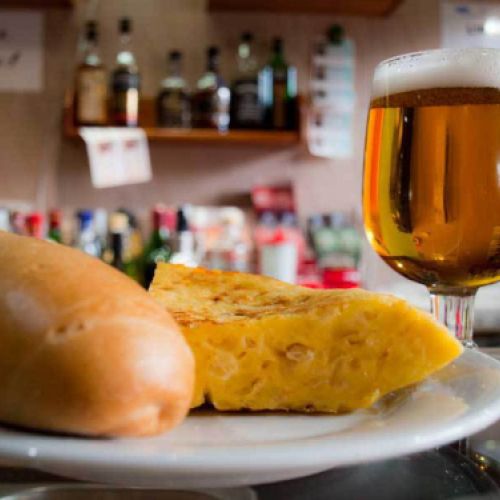 Ración de tortilla de patatas y caña de cerveza