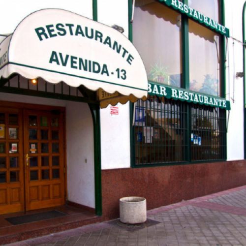 Puerta de entrada del restaurante con logotipo en toldo de puerta139